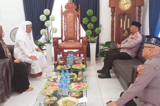 Buya Syekh Muhammad Nur Ali Terima Sapi Kurban Dari Kapolda Sumut